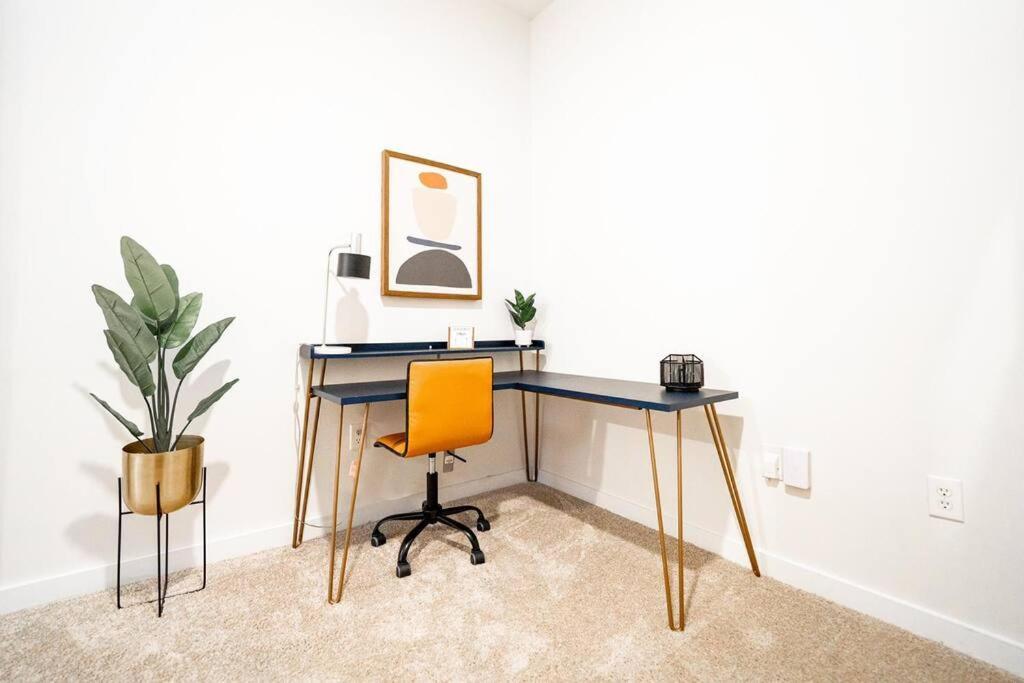 Luxury Apartment Wifi, Gym, Pool, Shops & Food! Unit 329 シャーロット エクステリア 写真