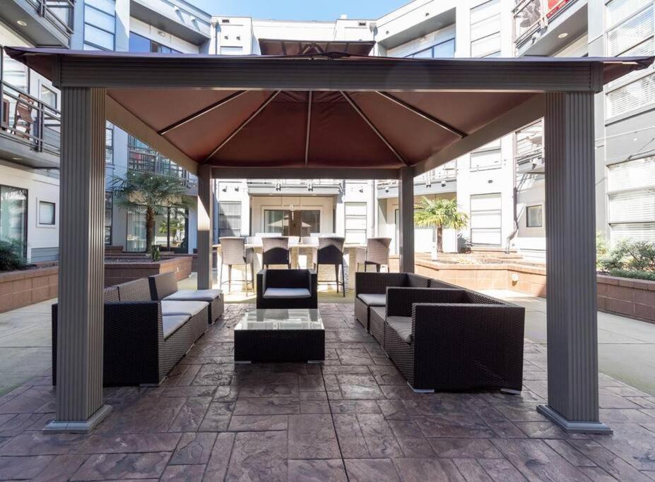 Luxury Apartment Wifi, Gym, Pool, Shops & Food! Unit 329 シャーロット エクステリア 写真