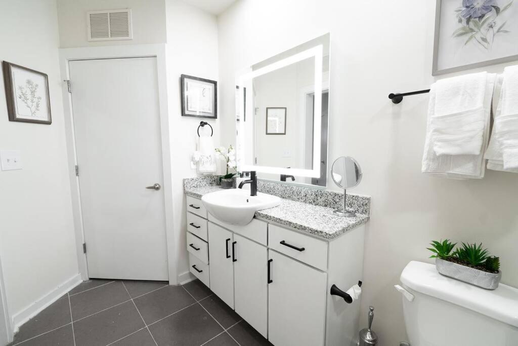 Luxury Apartment Wifi, Gym, Pool, Shops & Food! Unit 329 シャーロット エクステリア 写真