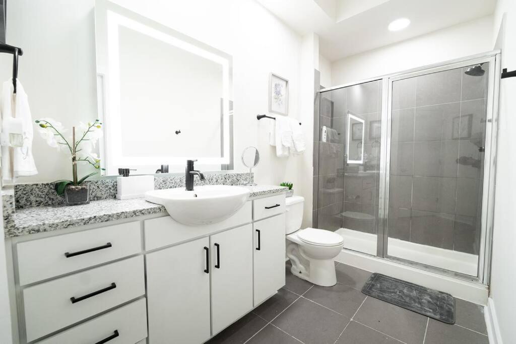 Luxury Apartment Wifi, Gym, Pool, Shops & Food! Unit 329 シャーロット エクステリア 写真