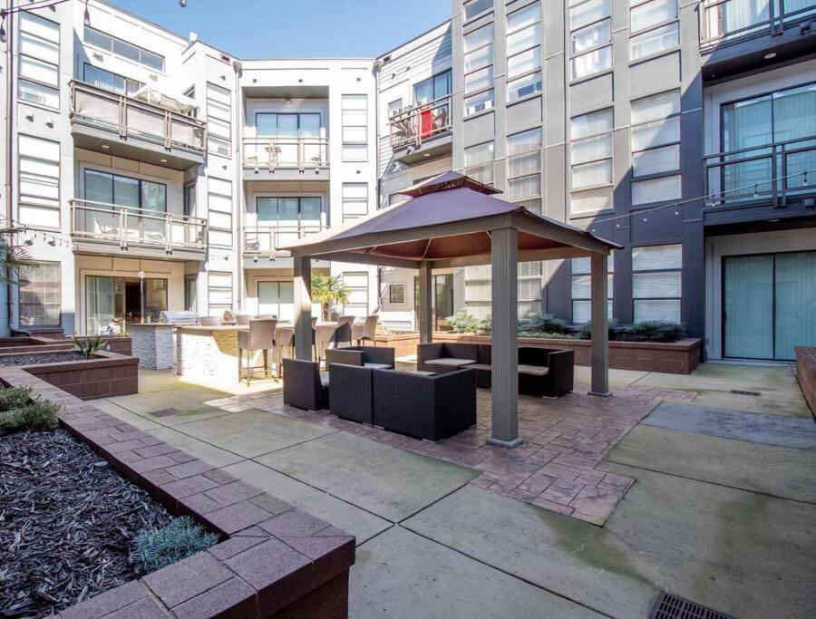 Luxury Apartment Wifi, Gym, Pool, Shops & Food! Unit 329 シャーロット エクステリア 写真