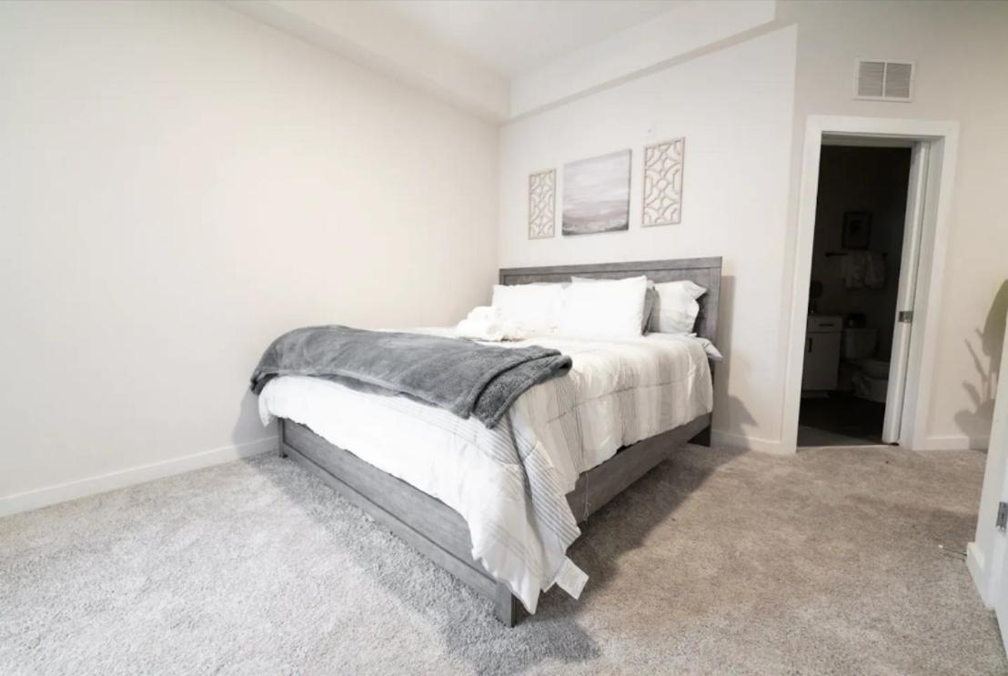 Luxury Apartment Wifi, Gym, Pool, Shops & Food! Unit 329 シャーロット エクステリア 写真
