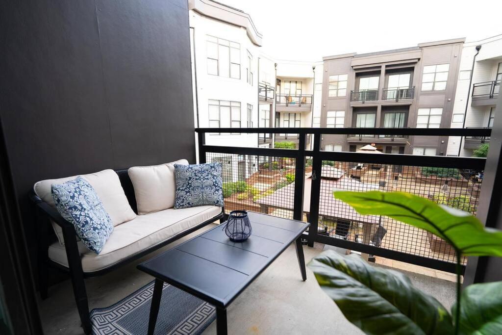 Luxury Apartment Wifi, Gym, Pool, Shops & Food! Unit 329 シャーロット エクステリア 写真