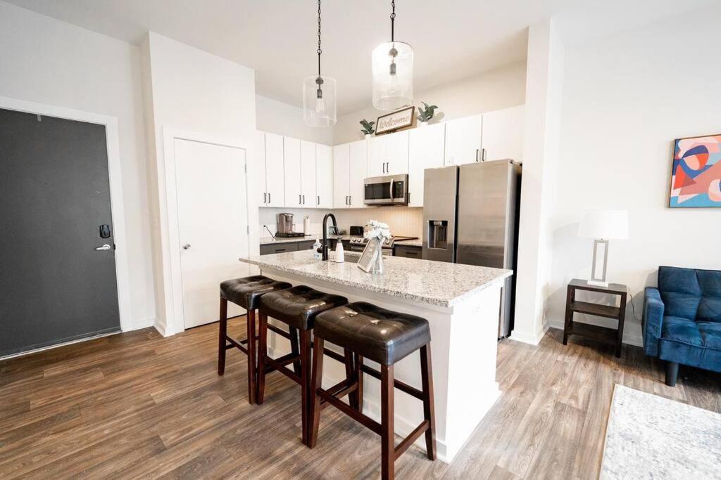 Luxury Apartment Wifi, Gym, Pool, Shops & Food! Unit 329 シャーロット エクステリア 写真