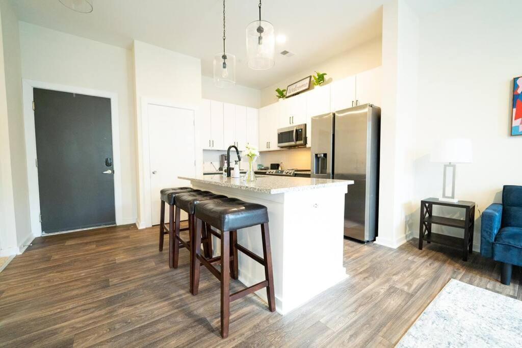 Luxury Apartment Wifi, Gym, Pool, Shops & Food! Unit 329 シャーロット エクステリア 写真
