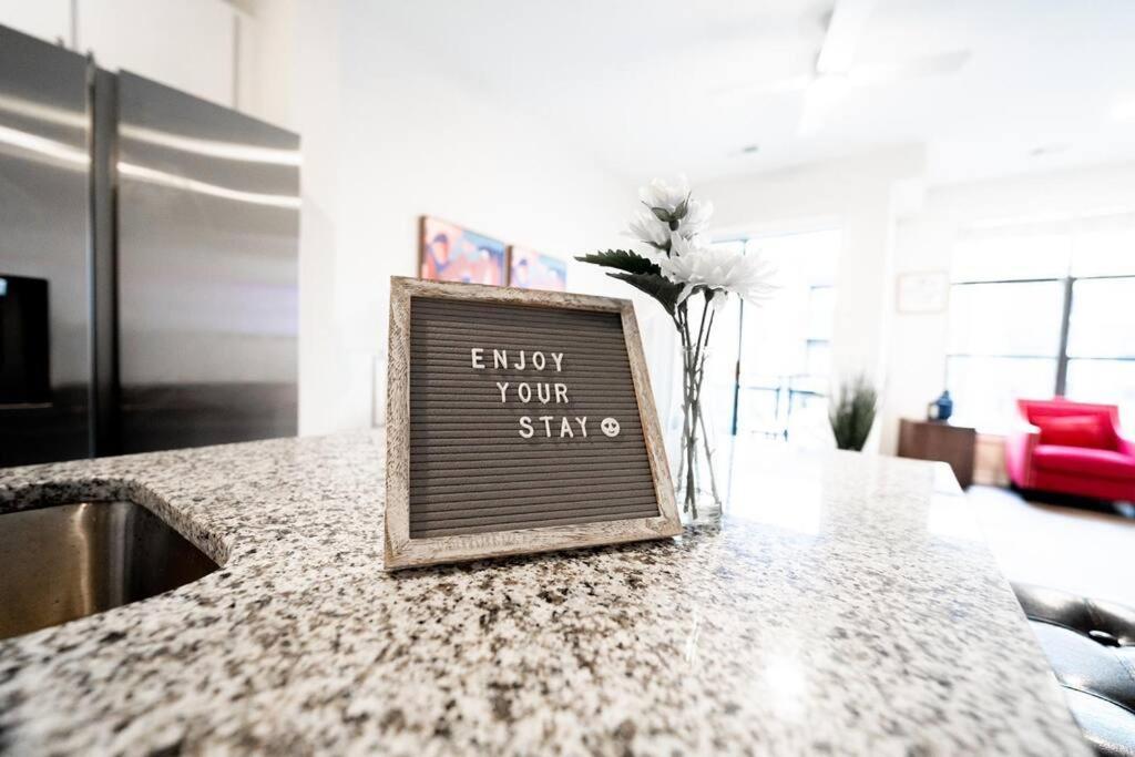 Luxury Apartment Wifi, Gym, Pool, Shops & Food! Unit 329 シャーロット エクステリア 写真