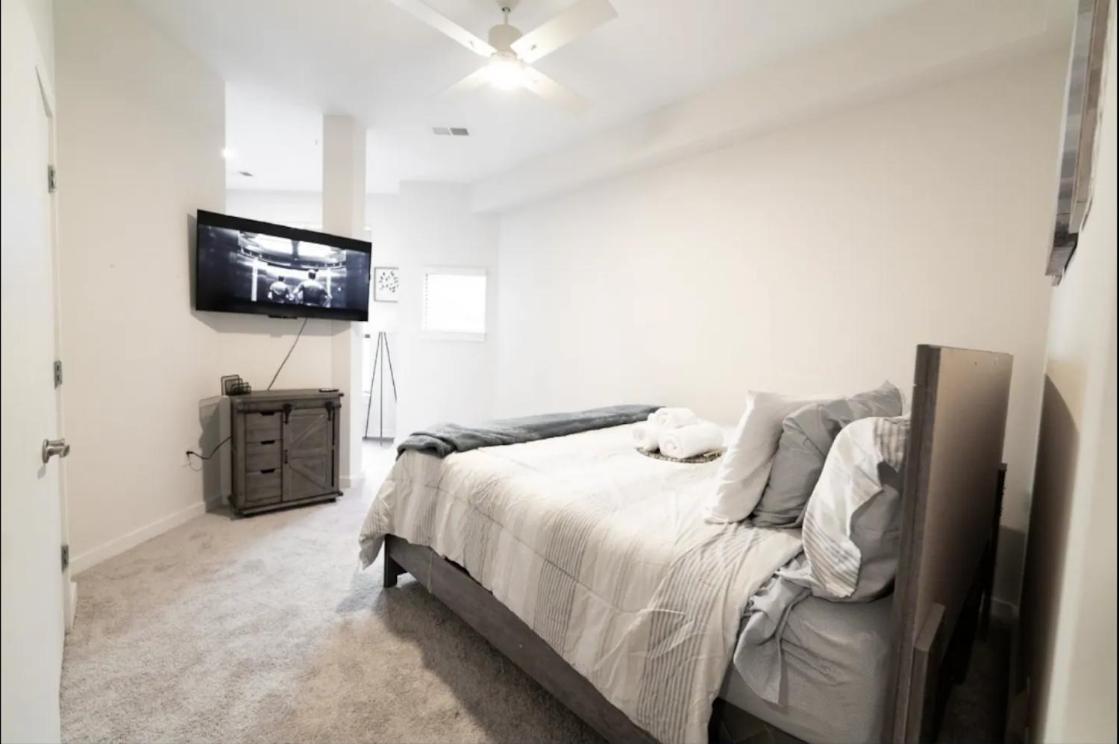 Luxury Apartment Wifi, Gym, Pool, Shops & Food! Unit 329 シャーロット エクステリア 写真